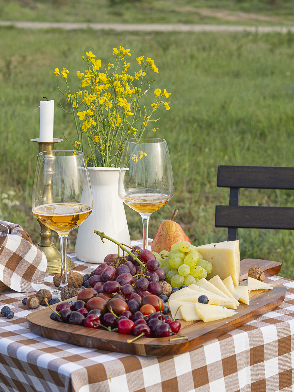 Una mesa campestre entre campos de colza para celebrar el amor_13